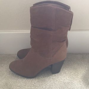 Heeled brown suede boots
